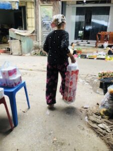 người phụ nữ Việt chọn giấy Tilo