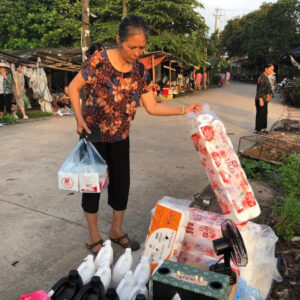 người phụ nữ Việt mua giấy tilo